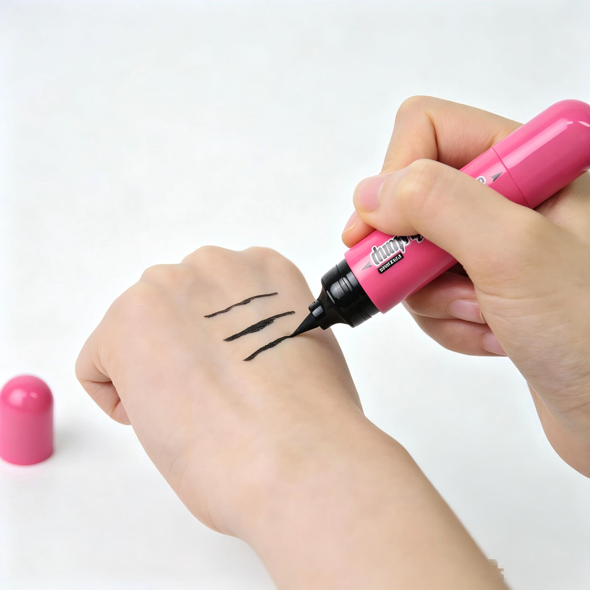 HelloKiss 2-in-1 Dual-End Wing Stamp Liquid Eyeliner Pen, Anti-Shaking Cat Eye Stamp Liner,